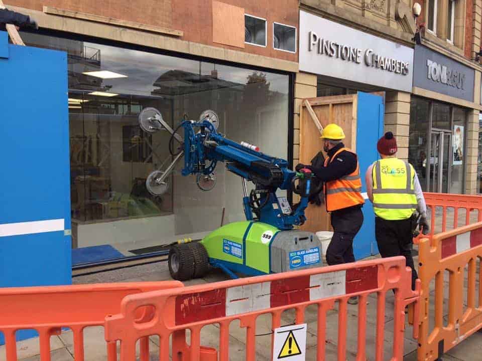 inline_554_https://newsite2.enterprisingdemos.com/wp-content/uploads/2023/10/shop-window-repair.jpeg